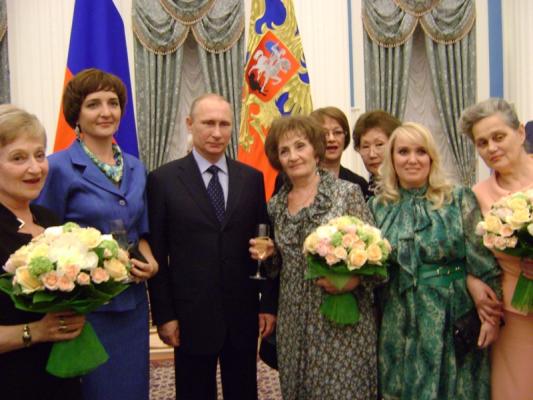 Художницу из Оренбурга наградил Владимир Путин